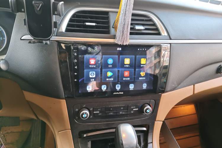 Used Huasong 7 2015 2.0T Automatic Luxury Model Audio And AC Panel