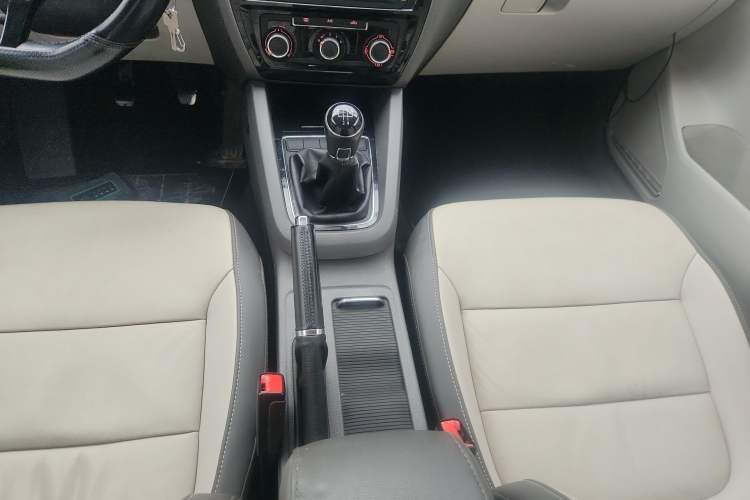 Used Volkswagen Sagitar 2015 1.6L Manual Comfort Model Gear Lever