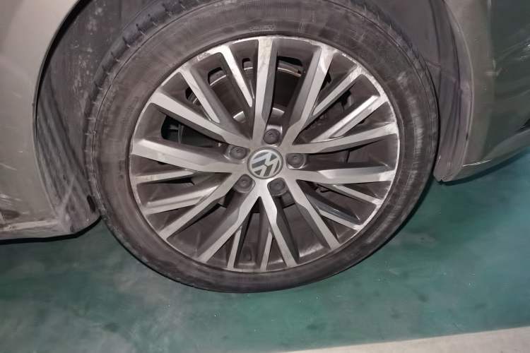Used Volkswagen FAW-Volkswagen CC 2016 1.8TSI Luxury Model Right Front Wheel Hub