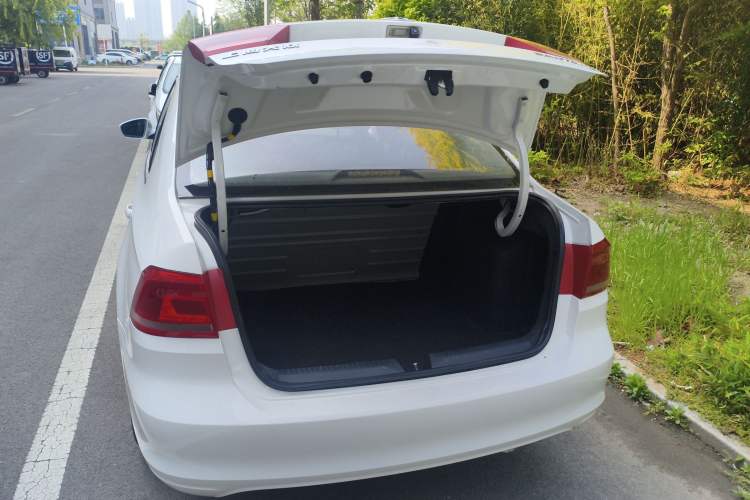 Used Volkswagen Santana 2015 1.6L Manual Fashion Edition Trunk