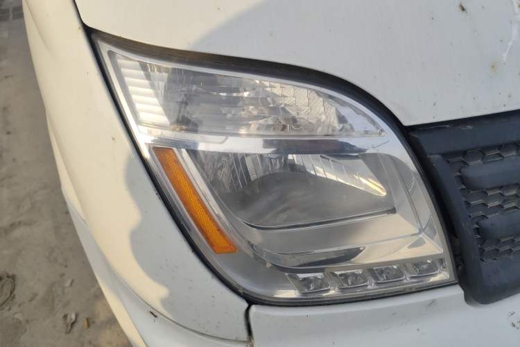 Used SAIC MAXUS Xintu V80 2021 2.0T Manual Classic City Delivery King Long Wheelbase High Roof 3 Seats
