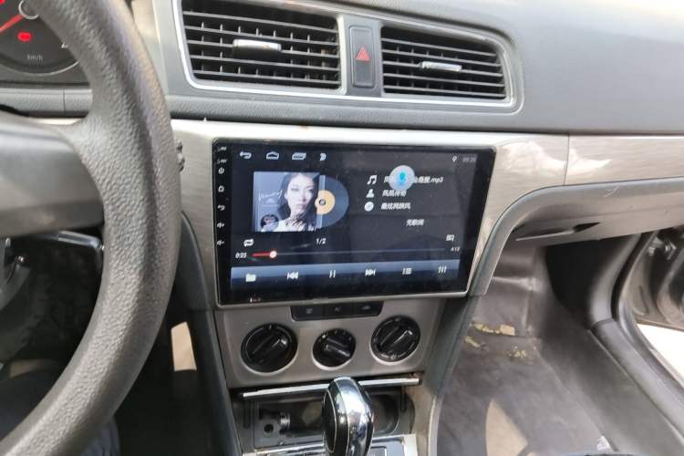 Used Volkswagen Lavida 2013 1.6L Automatic Comfort Edition Audio And AC Panel