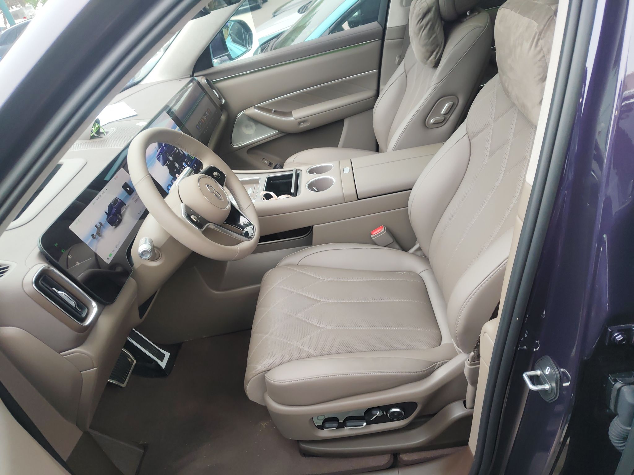 Переднее сиденье в автомобиле