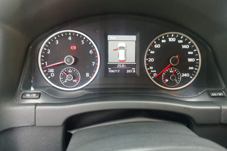 Used Volkswagen Tiguan 2013 1.8 TSI Automatic All-Wheel Drive Luxury Model Odometer Close Up