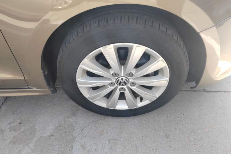 Used Volkswagen Sagitar 2012 1.6L Automatic Fashion Edition Right Front Wheel Hub