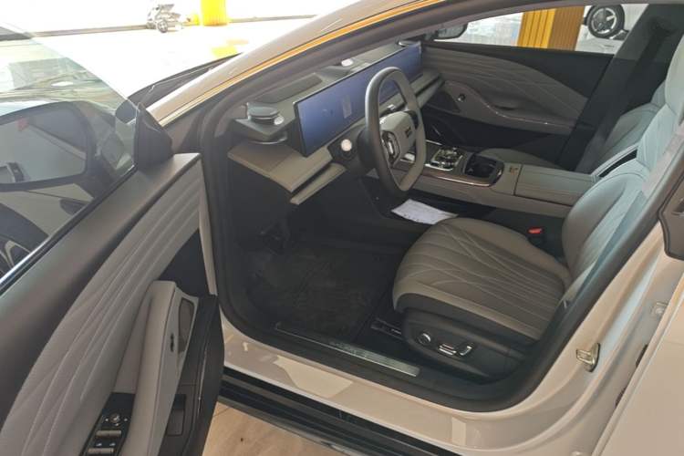 Used Geely Galaxy E8 2025 700 km Long-Range Intelligent Driving Version
