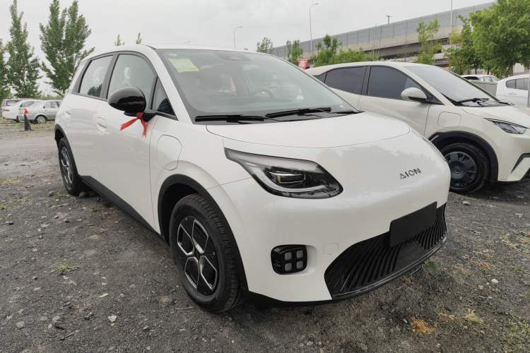 Used AION UT 2025 330 Starlight Edition Front Right 45 Deg