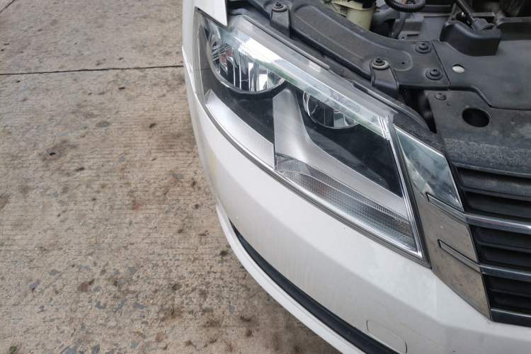 Used Volkswagen Gran Lavida 2013 1.6L Automatic Fashion Model Right Front Headlight