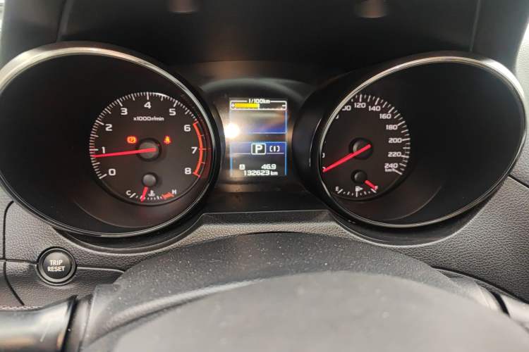 Used Subaru Outback 2015 2.5i Classic Edition Odometer Close Up