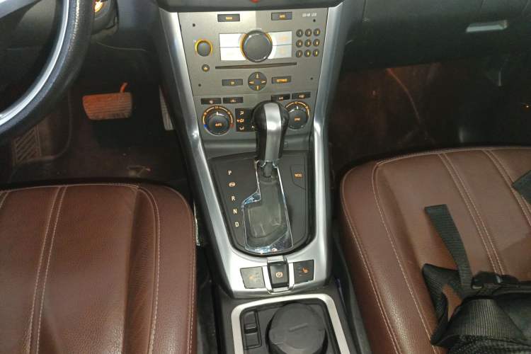 Used Opel Antara 2013 2.4L Two-Wheel-Drive Luxury Edition