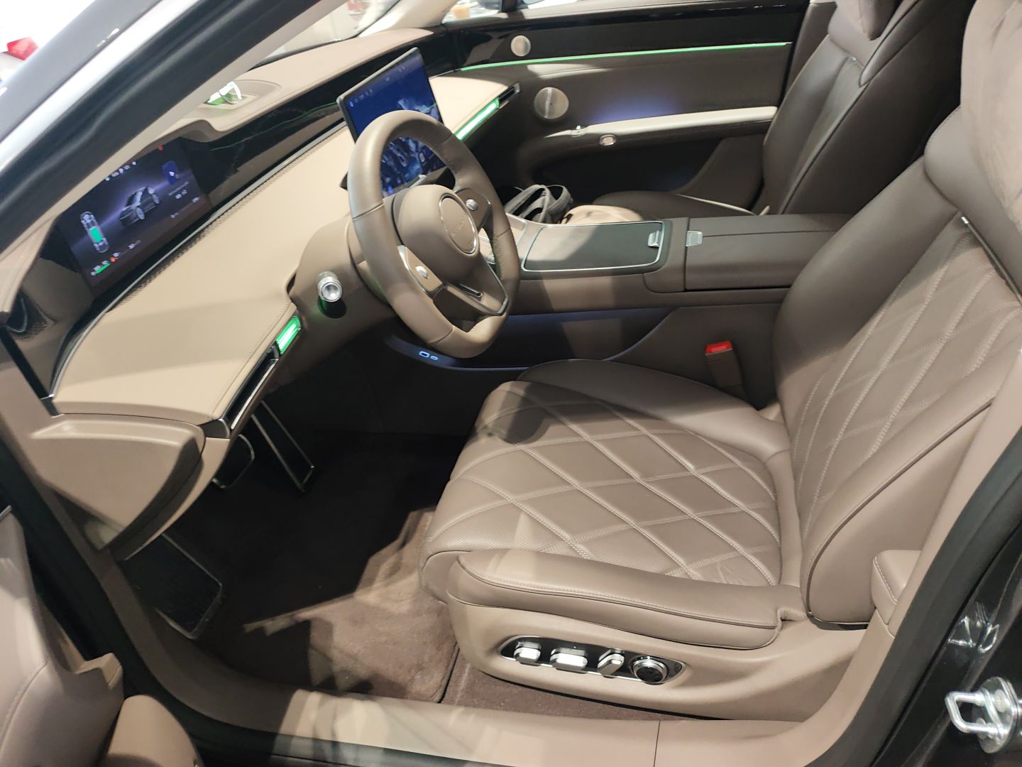 المقاعد الأمامية داخل السيارة