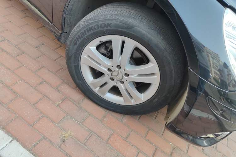 Used Mercedes-Benz R-Class 2009 R 300 L Luxury Model Right Front Wheel Hub