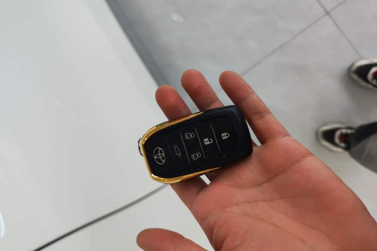 Used Toyota Vellfire 2023 Crown Dual-Engine 2.5L HV Luxury Edition