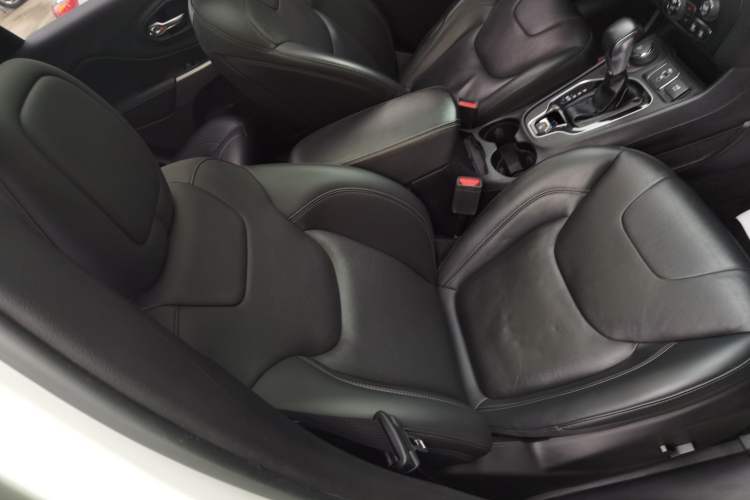 Used Jeep Cherokee 2019 2.0T Four-Wheel Drive Explorer Edition China VI Emission Standard