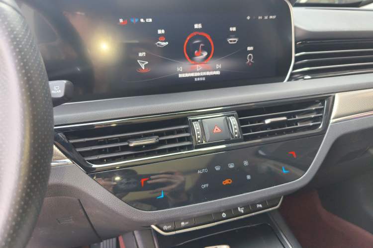 Used Hongqi HS5 2022 Facelifted Version 2.0T Smart Connect Flagship All-Wheel-Drive Edition Audio And AC Panel