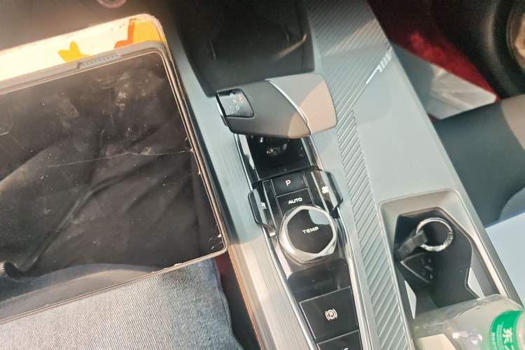 Used CHANGAN OSHAN Z6 2023 Blue Whale 1.5T DCT Smart-Led City Edition Gear Lever