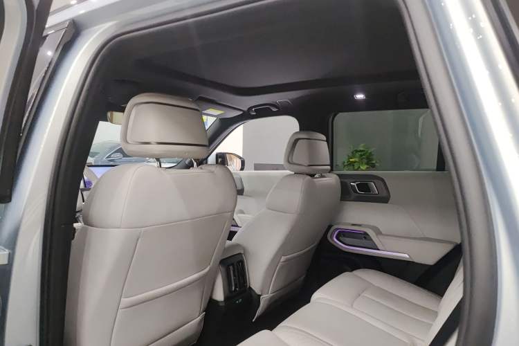 Used Formula Leopard Titanium 3 2025 501 km Four-Wheel Drive Drone Edition Headliner