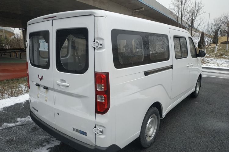 Used Wuling Yangguang 2024 300KM Comfort Version Passenger Van 75kW