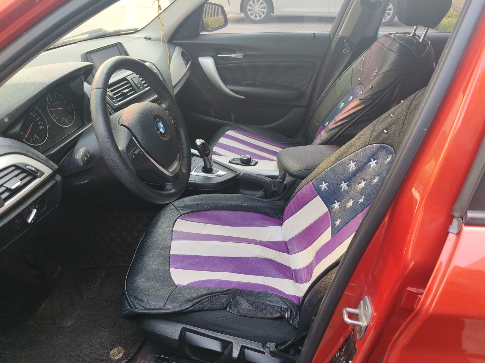 Переднее сиденье в автомобиле