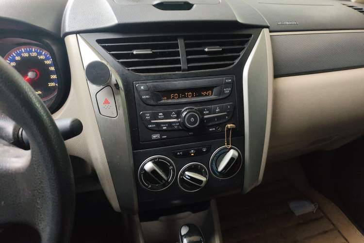 Used Venucia R50 2015 1.6L Automatic Fashion Edition Audio And AC Panel