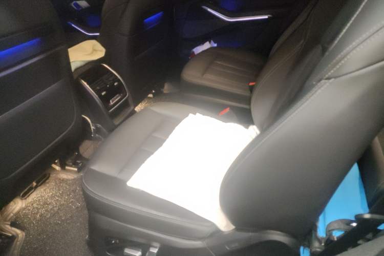 Used BMW X7 2021 Facelifted xDrive40i Luxury Package with Leading Features Left Rear Seat