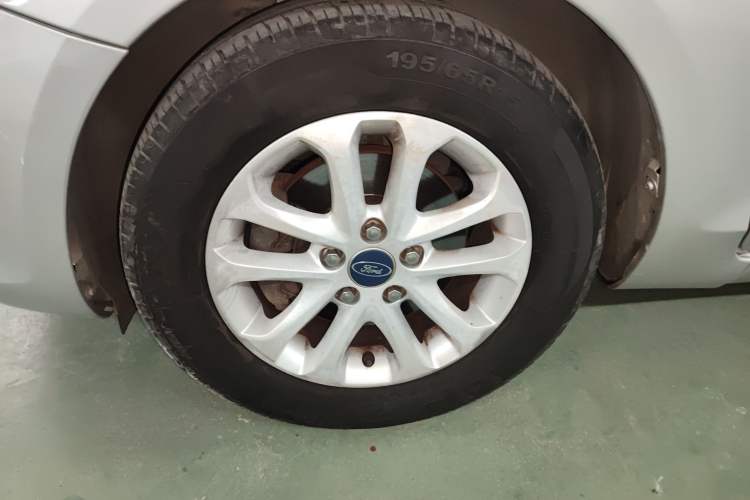Used Ford Focus 2013 Sedan Classic 1.8L Manual Base Model Left Front Wheel Hub
