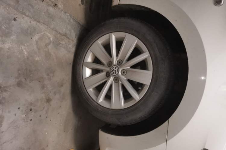 Used Volkswagen Jetta 2015 1.6L Manual Comfort Model Right Front Wheel Hub