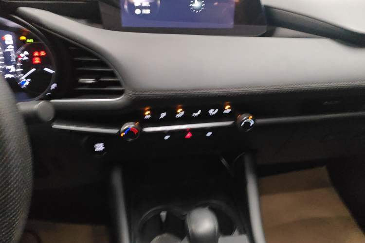 Used Mazda 3 Axela 2020 1.5L Automatic ZhiMei Edition Audio And AC Panel