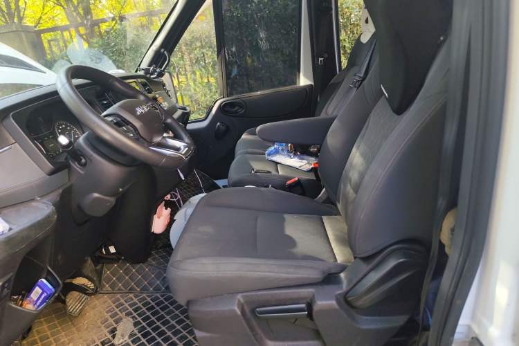 Used JMC Fushun 2023 2.0T Automatic Short-Wheelbase Mid-Height Commercial Multi-Purpose Passenger Vehicle 5 Seats