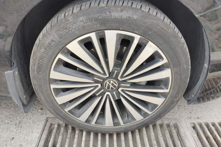 Used Volkswagen Passat 2021 330TSI Luxury Edition Right Front Wheel Hub