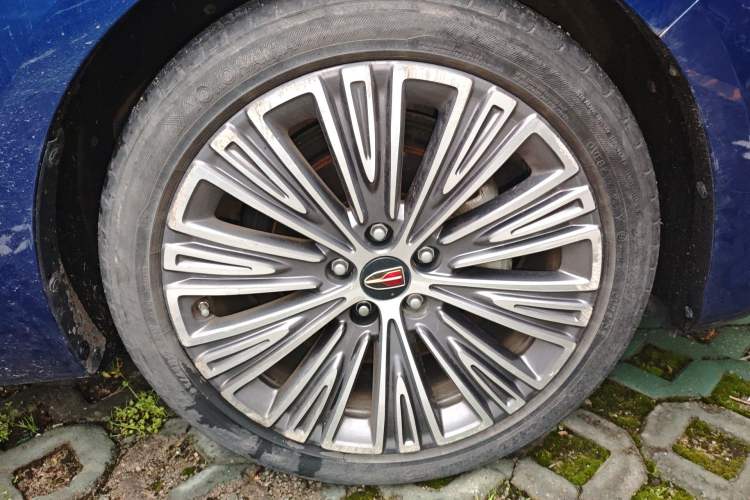 Used Hongqi H5 2022 Classic Model 1.8T Automatic Smart Connect Flagship Edition Right Front Wheel Hub
