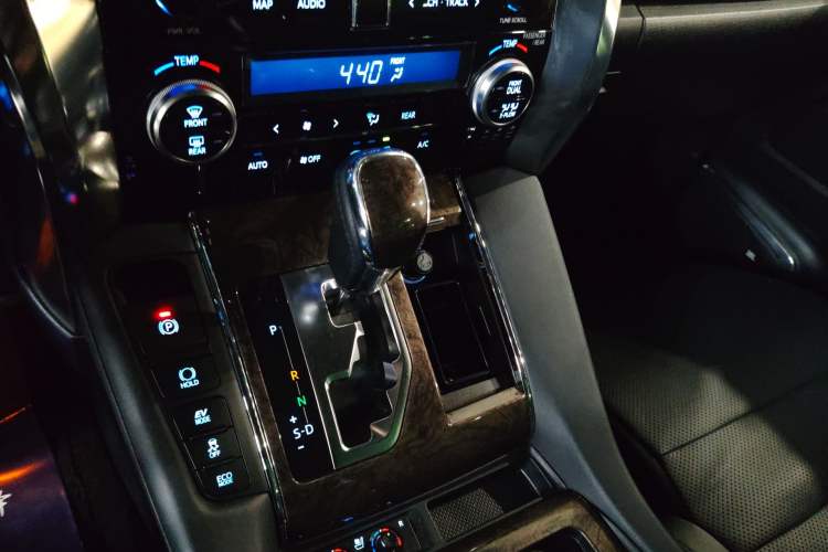 Used Toyota Vellfire 2021 Crown Dual-Engine 2.5L HV Prestige Edition
