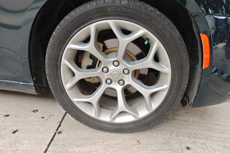 Used Chrysler 300C 2016 3.0L Supreme Edition Right Front Wheel Hub