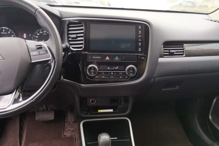 Used Mitsubishi Outlander 2019 2.0L Two-Wheel Drive Comfort Edition 7-Seater China VI Standard

