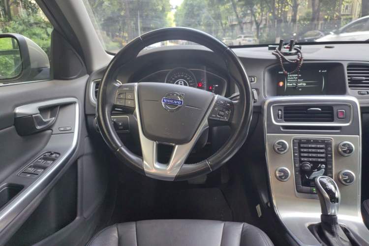 Used Volvo S60 2015 S60L 2.0T Zhiyuan Edition
