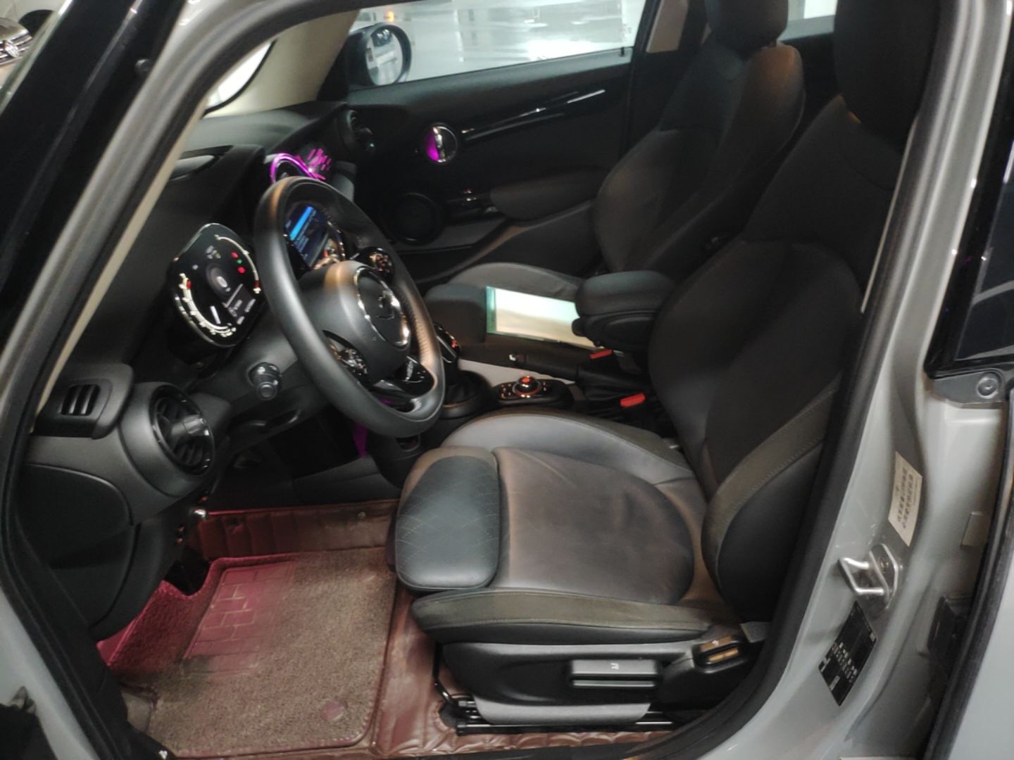 Vordere Reihe im Auto