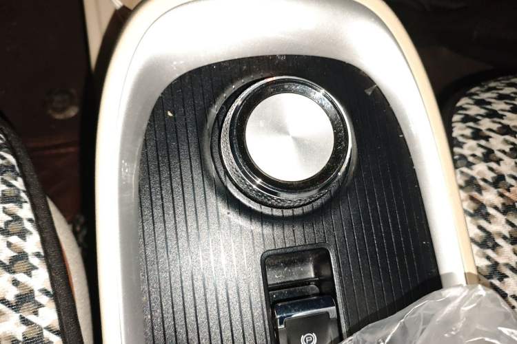 Used ORA Good Cat 2022 Morandi Edition 400km Standard Range Premium Version Lithium-Ion Battery Gear Lever