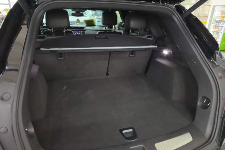 Used Cadillac XT5 2021 28T Luxury Model Trunk