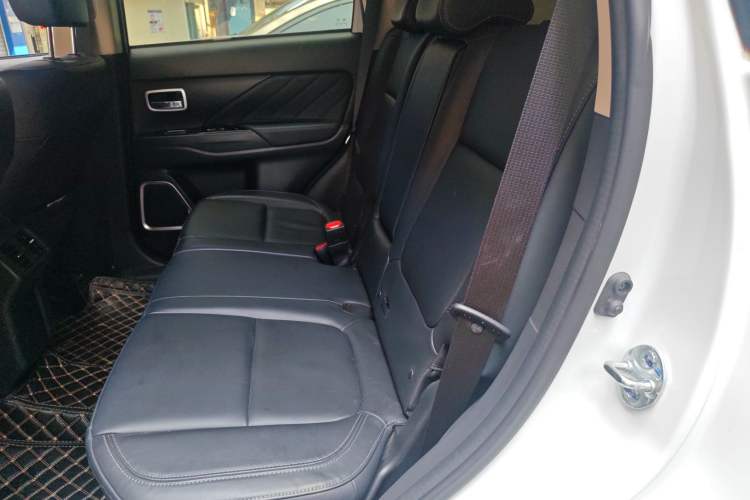 Used Mitsubishi Outlander 2019 2.0L Two-Wheel Drive Comfort Edition 5 Seats China VI Standard
