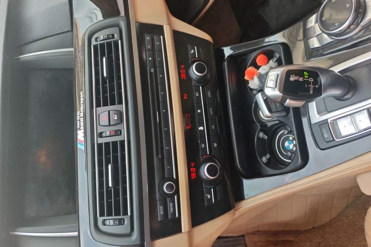 Used BMW 5 Series 2013 525Li Leading Model
