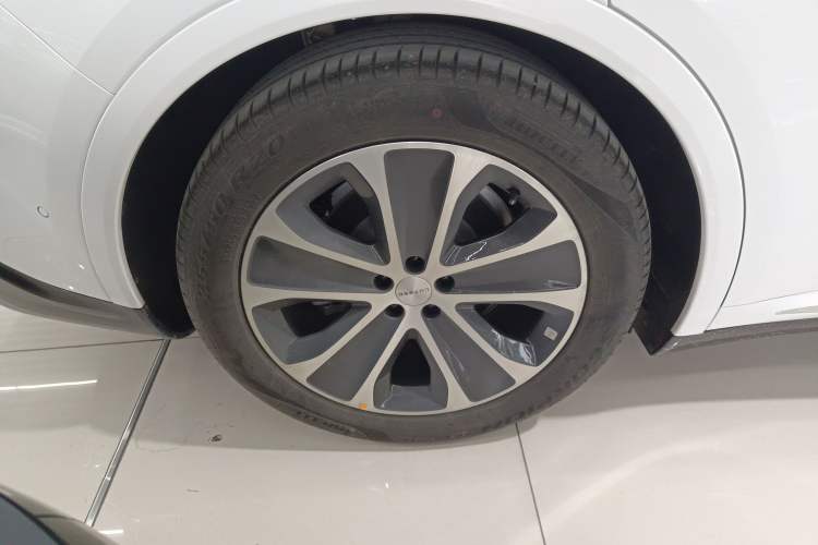 Used Hima Luxeed R7 2024 All-Electric 802 km Max
