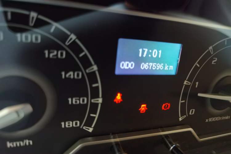 Used SAIC MAXUS Xintu V80 2018 2.5T 6-Speed Manual Aotuntong Short-Wheelbase Mid-Roof 4-Seater Odometer Close Up