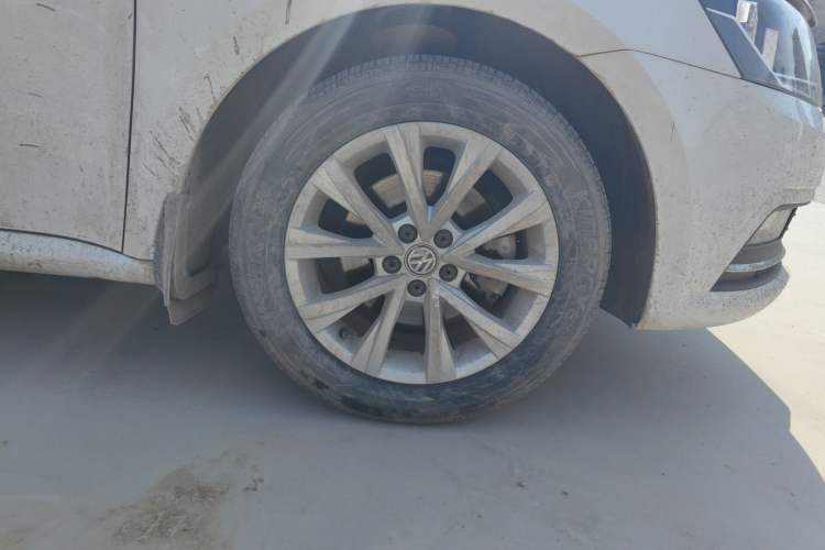 Used Volkswagen Lavida 2015 1.6L Automatic Comfort Edition
