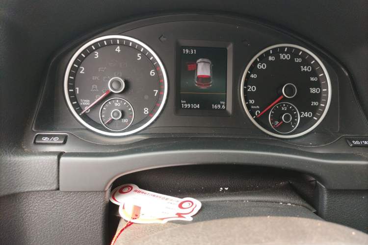 Used Volkswagen Tiguan 2015 1.8TSI Automatic Two-Wheel Drive Luxury Model Odometer Close Up