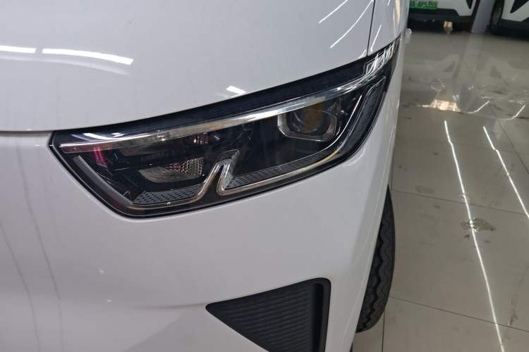 Used Wuling Yangguang 2024 300KM Comfort Version Passenger Van 75kW
