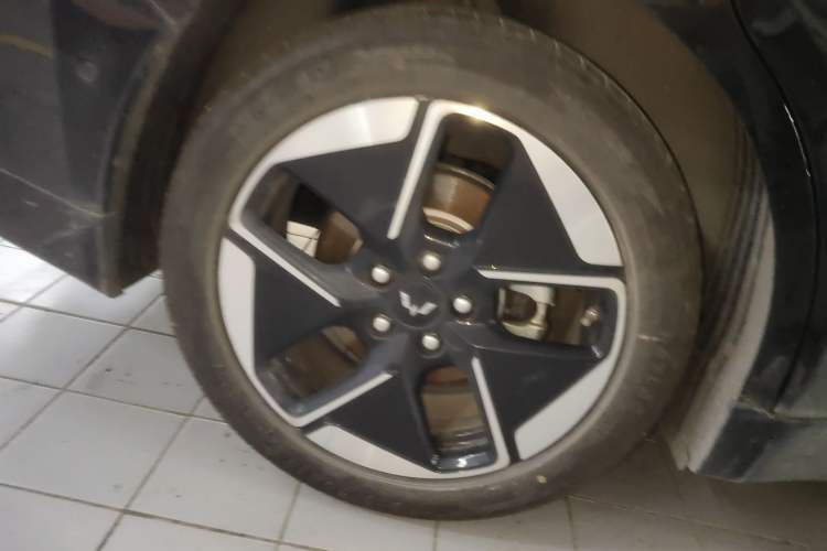 Used Wuling Xingguang 2025 610 km Smart Flagship Version Right Rear Wheel Hub