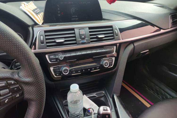 Used BMW 3 Series 2018 318i Audio And AC Panel