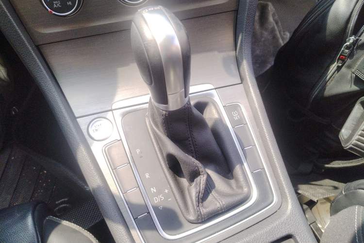 Used Volkswagen Golf 2014 1.4TSI Automatic Luxury Model Gear Lever