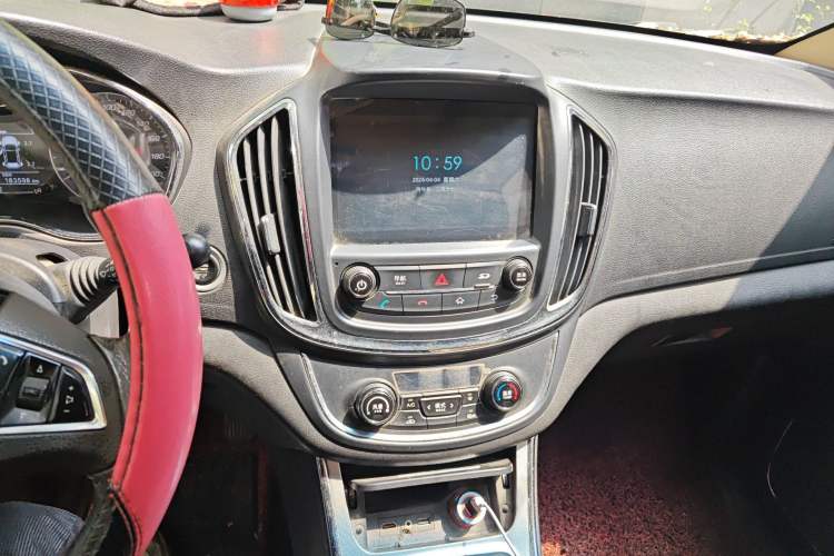 Used Baojun 560 2015 1.8L manual luxury version Audio And AC Panel
