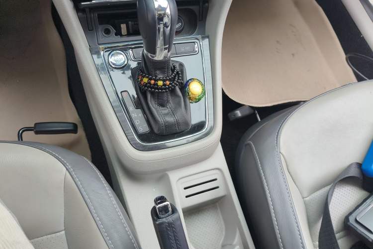 Used Volkswagen Gran Lavida 2013 1.6L Automatic Luxury Model Gear Lever